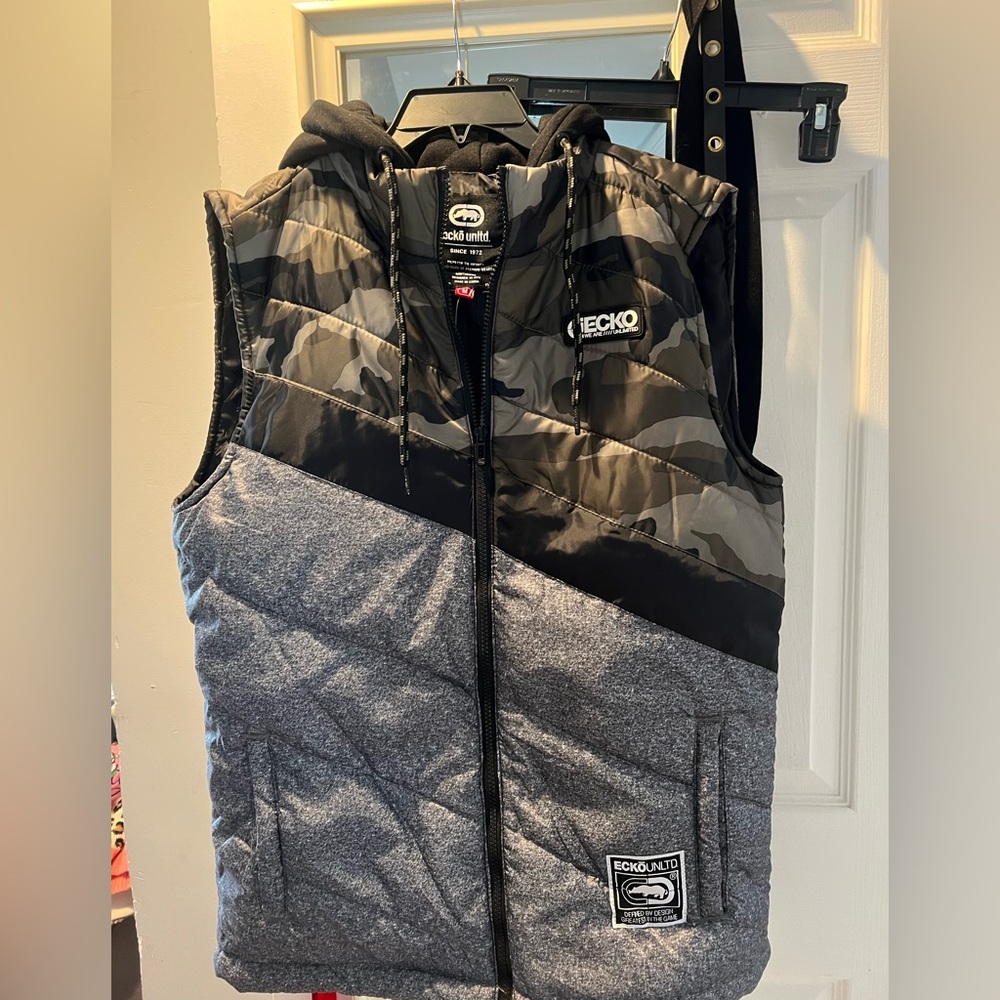NWT Eckō Unlimited Camo Gray Puffer Vest with Hood - Size M